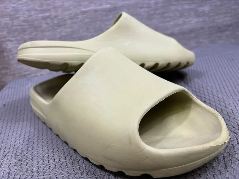 YEEZY Slide Men’s Green Logo Slip-On Sandals Size 11